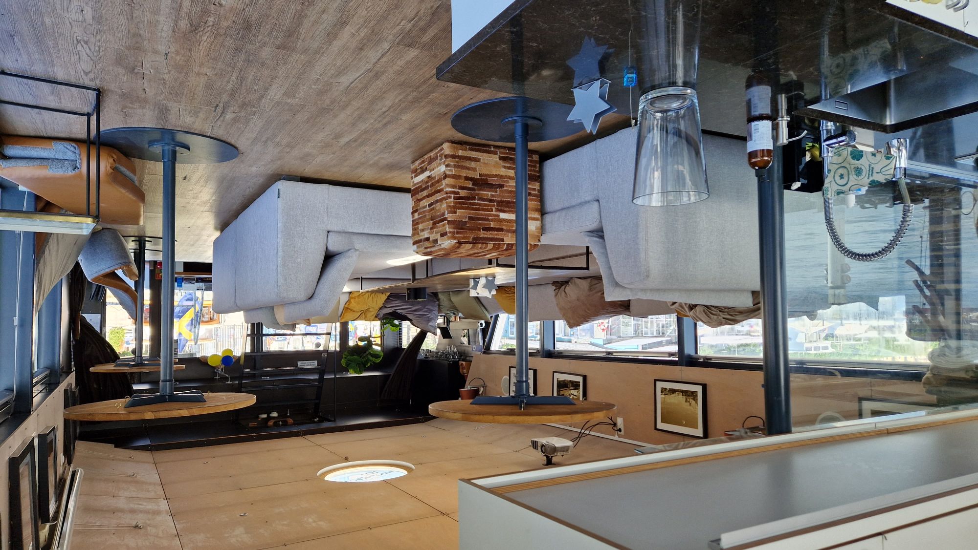 Panoramic saloon with bar tables on the event boat